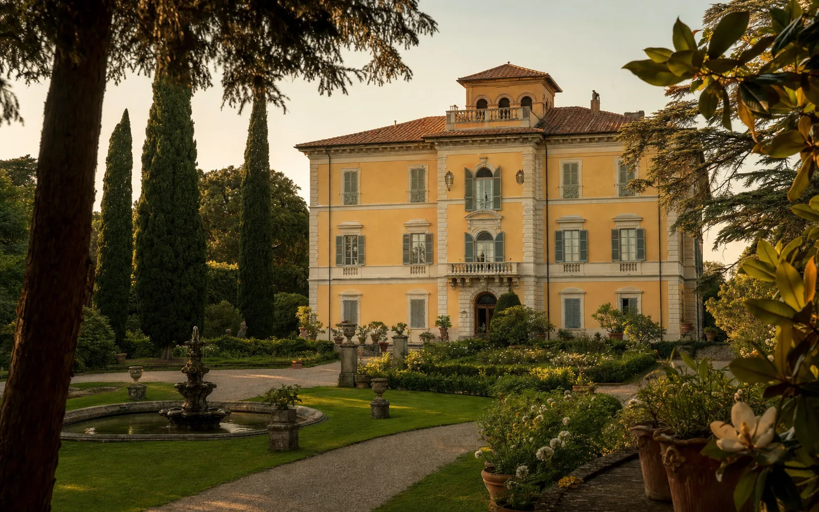 Immagine editoriale evocativa della villa dei primi del Novecento circondata dal bosco di Ronciglione